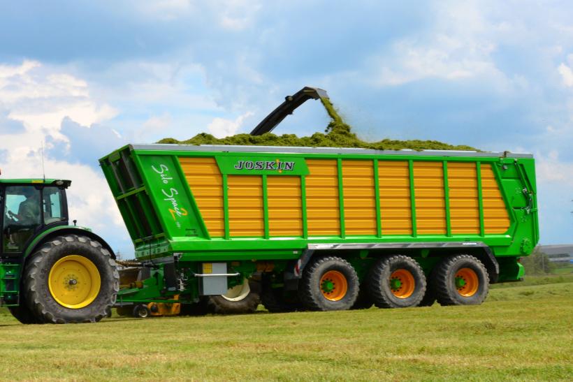 Нова генерация в силажните ремаркета - JOSKIN Silo-SPACE 2 2 5eu3 silo space2 and new holland