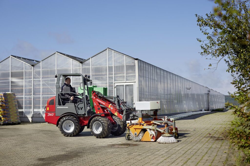 rhva k1600 wm image 1160 ehoftrac kehrmaschine p3a3132 action